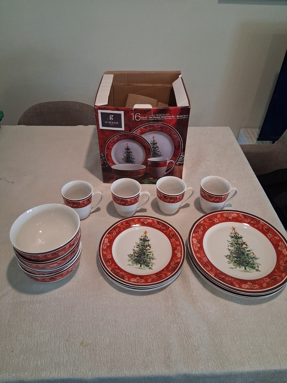 Gibson Home "Noel Nostalgia" 16-Piece Fine Ceramic Dinnerware Set